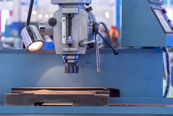 CNC άλεσμα μηχανή άλεσης κεφάλια στη βιομηχανία μετάλλων - Φωτογραφία, εικόνα