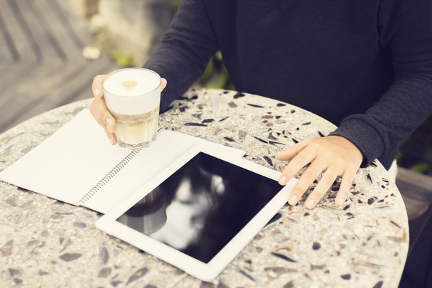 Hombre con portátil en blanco, tableta digital y café
 - Foto, imagen