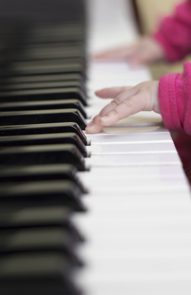 baby little vingers pianospelen - Foto, afbeelding