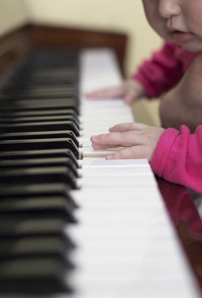 Baby spielt Klavier - Foto, Bild