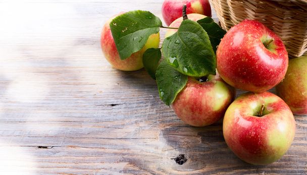 kypsät punaiset omenat puupohjalla - Valokuva, kuva