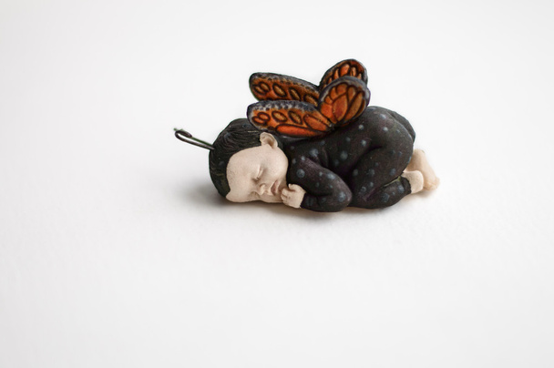 bebê adormecido vestido de borboletas
 - Foto, Imagem