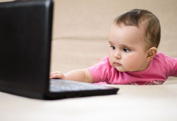 bebé usando una computadora portátil
 - Foto, imagen