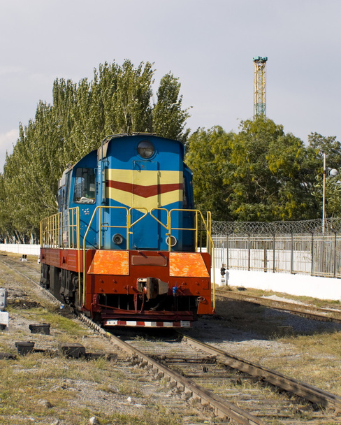Retrato de uma locomotiva diesel verde
 - Foto, Imagem