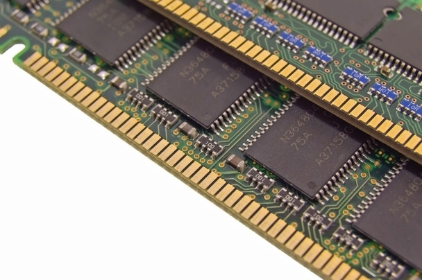 Pila de módulos de memoria de computadora aislados sobre un fondo blanco
 - Foto, imagen