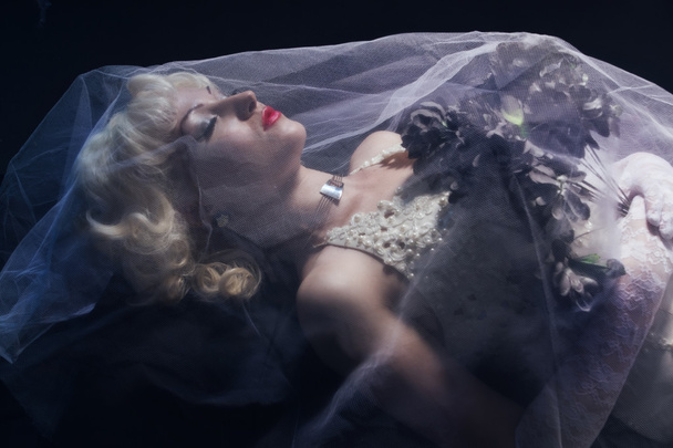 Sleeping Beauty. Beautiful lifeless bride in white dress - Φωτογραφία, εικόνα