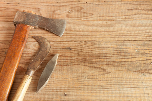 cuchilla fechada y usada sobre fondo de madera
 - Foto, imagen