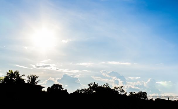 přirozený výskyt závoje a vyzařující paprsky v modrou oblohu s mraky  - Fotografie, Obrázek