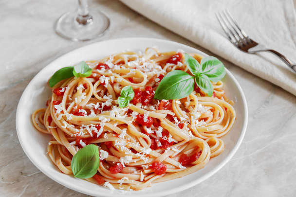 těstoviny linguine s rajčaty a sýrem na talíři - Fotografie, Obrázek