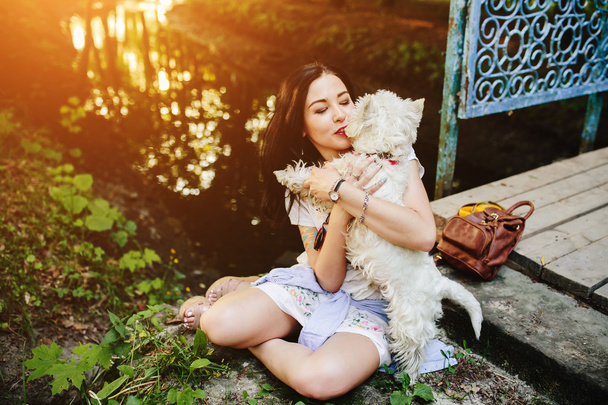 girl playing with a dog - Zdjęcie, obraz
