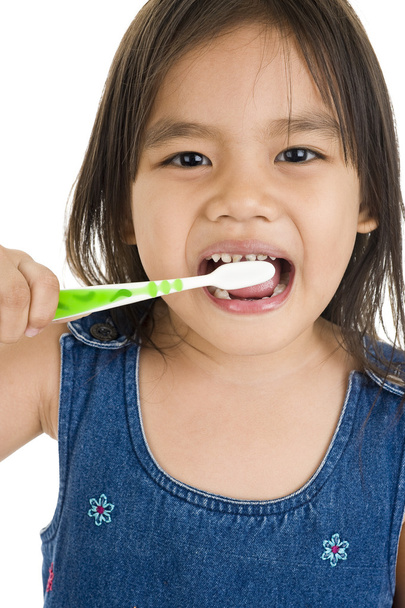 Asyalı kızın dişleri fırçalama - Fotoğraf, Görsel