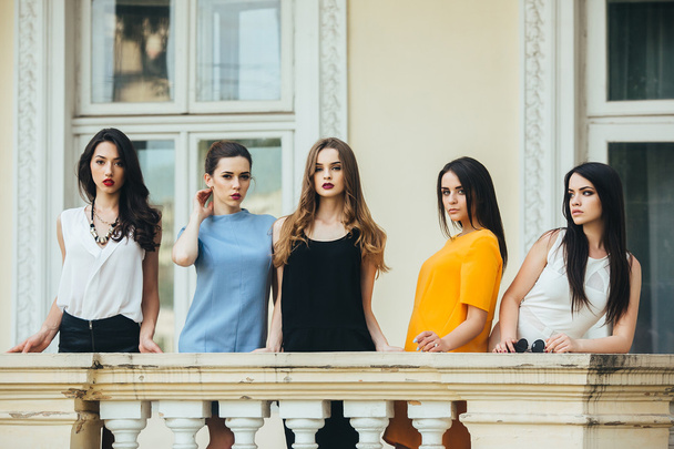 Cinco hermosas chicas jóvenes en vestidos
 - Foto, imagen