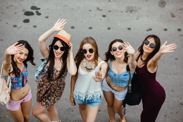 П'ять красивих молодих дівчат
 - Фото, зображення