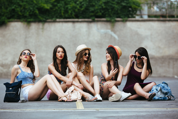 Pięć pięknych młodych dziewcząt relaksujący - Zdjęcie, obraz
