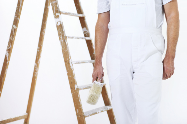 ζωγράφος άνθρωπο στο χώρο εργασίας με ένα πινέλο και Σκάλα - Φωτογραφία, εικόνα