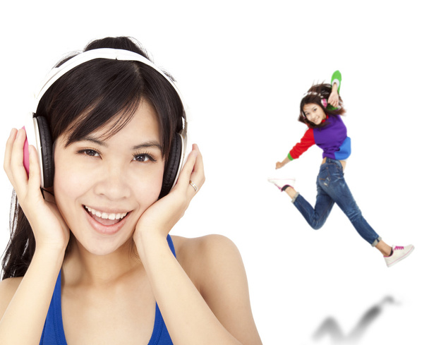 Heureuse femme asiatique écouter de la musique et danser
 - Photo, image