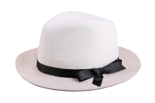 білий фетровий капелюх з чорною стрічкою ізольовано на білому
 - Фото, зображення