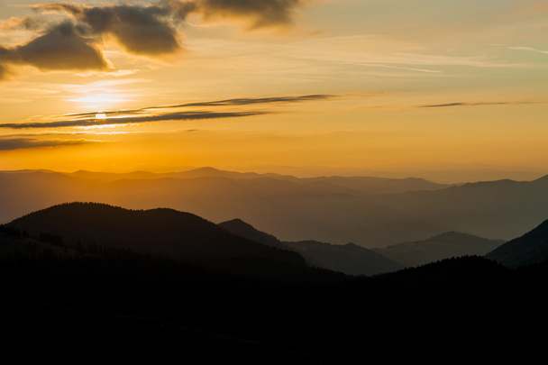 Karpat Dağları üzerinde gündoğumu - Fotoğraf, Görsel
