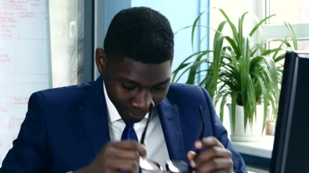 African American in a suit rubbing his hands before starting work - Záběry, video