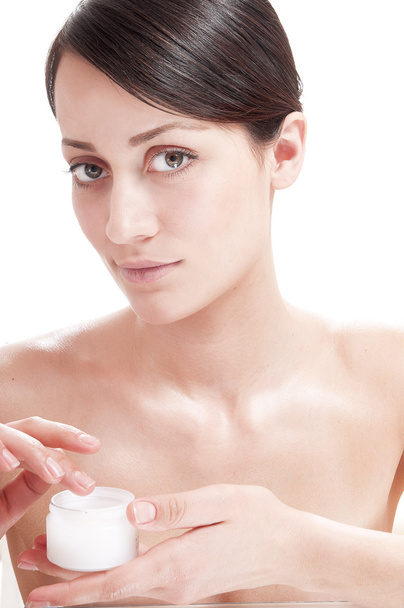 Hermosa mujer aplicando tratamiento de crema cosmética en su cara
 - Foto, Imagen