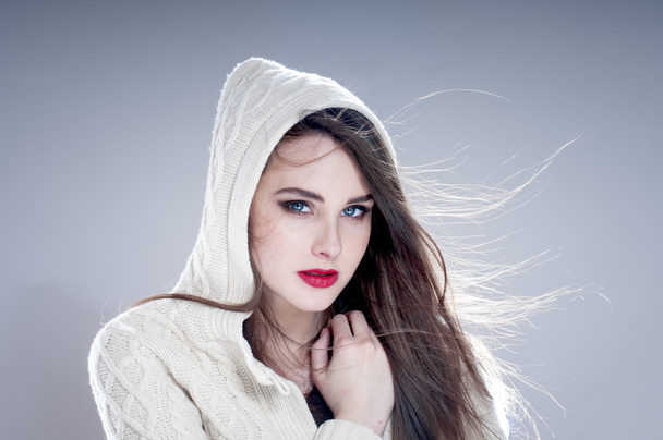 Beautiful charming woman in knitted  hood - Foto, afbeelding