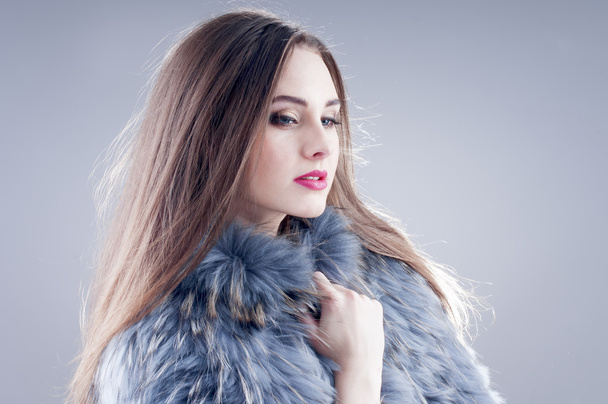 Winter fashion woman in a fur coat - Foto, Imagen
