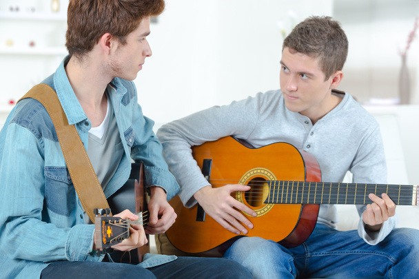 Playing the guitar together - Foto, afbeelding