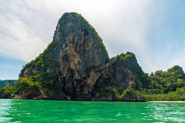 A ilha de montanha de rocha de praia de carril Krabi
 - Foto, Imagem