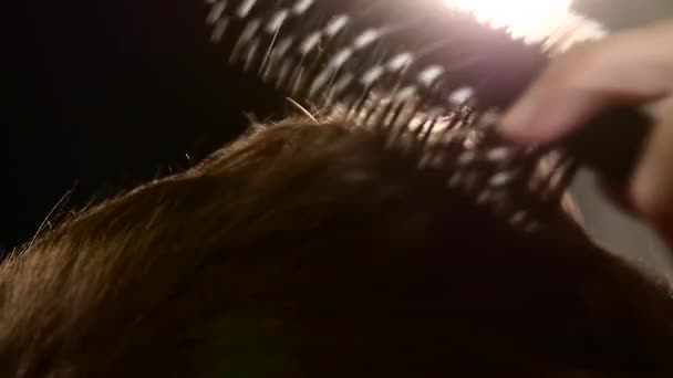 Μπάρμπερς: Μάστερ κάνει styling με πιστολάκι για τα μαλλιά και μια χτένα. κοντινό, αργή κίνηση - Πλάνα, βίντεο