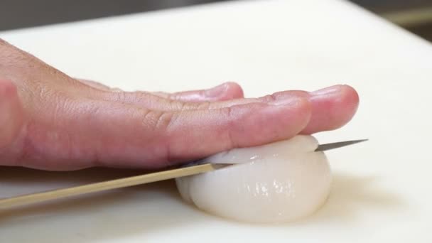 Sushi Chef taglio di una capesante stile Sashimi
 - Filmati, video