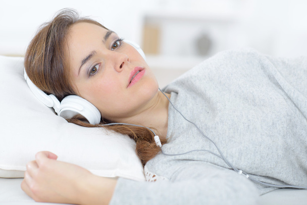 Woman relaxing to some music - Foto, immagini