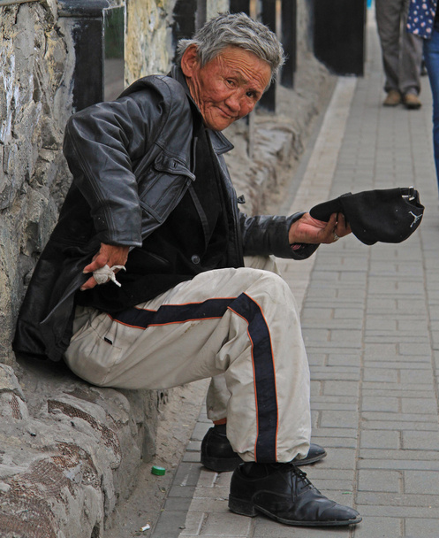 beggar is trying to get some money on the street in Ulaanbaatar - Foto, Imagen