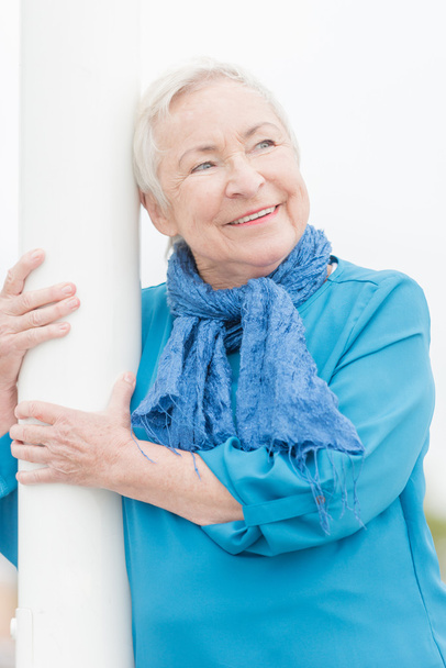 Sorridente donna anziana
 - Foto, immagini