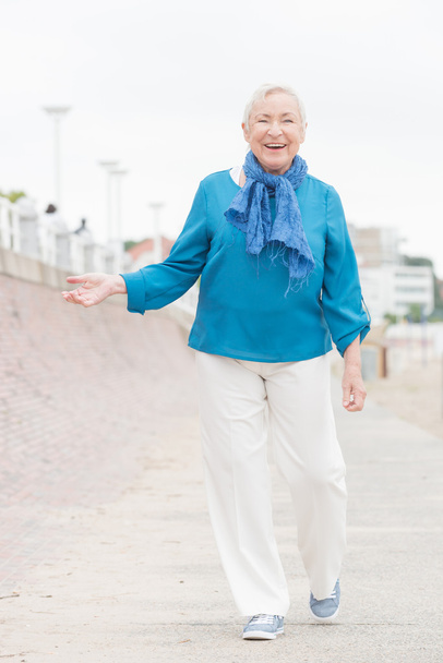 Smiling senior woman - Фото, изображение