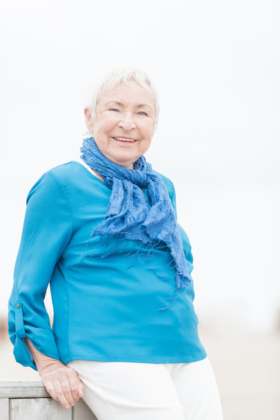 Sorridente donna anziana
 - Foto, immagini