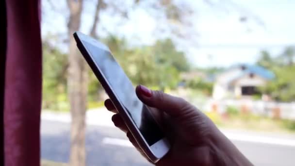 Woman Hand Using Smartphone Traveling on the Road - Materiał filmowy, wideo