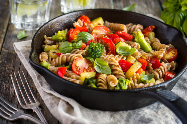 Whole wheat fusilli pasta  with vegetables - Foto, Imagem