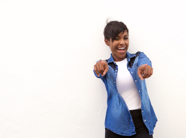 Afrikalı-Amerikalı kadın işaret parmakları gülümseyen - Fotoğraf, Görsel
