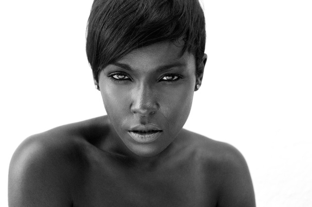 Portrait noir et blanc d'une femme américaine africaine sexy
 - Photo, image