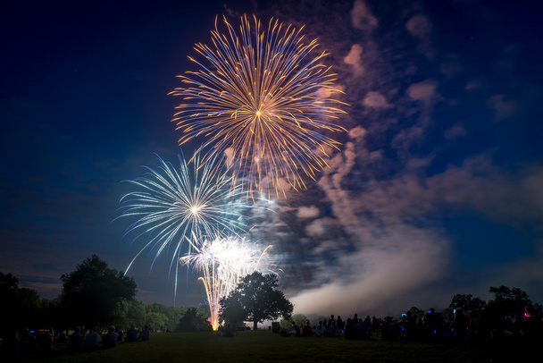 Menschen betrachten Feuerwerk zu Ehren des Unabhängigkeitstages - Foto, Bild