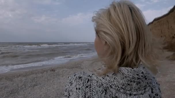 Frau steht am Meeresufer - Filmmaterial, Video