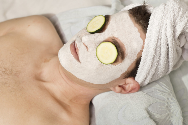 Homme avec masque facial en argile dans un spa de beauté
 - Photo, image