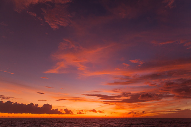 Auringonlasku eri muotoisilla pilvillä. Bali, Indonesia, Intian valtameri
. - Valokuva, kuva