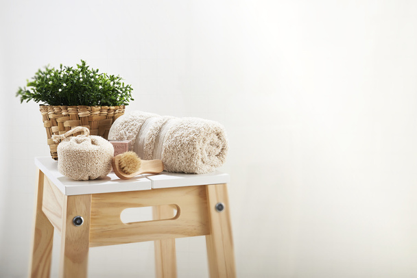 предметы для ванны в деревянной скамейке
 - Фото, изображение