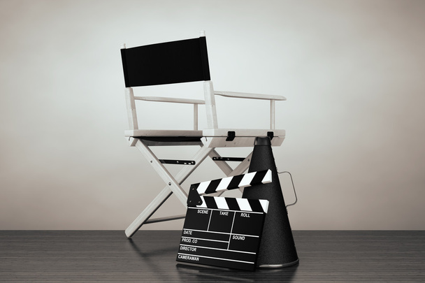 古いスタイルの写真。監督椅子、映画クラッパー、メガホン  - 写真・画像