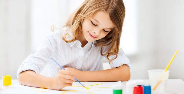 little girl painting at school - Foto, imagen