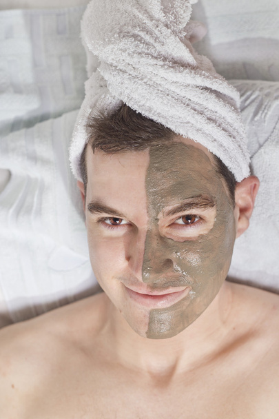 man met een modder masker op dit gezicht - Foto, afbeelding