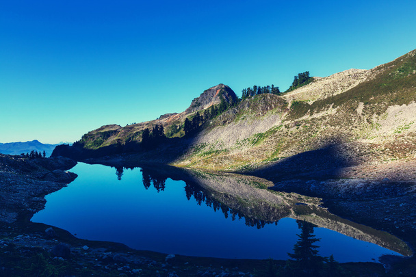 アン湖と山シュクサン - 写真・画像