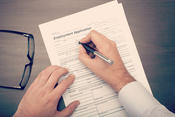 Homem preenchendo um formulário de candidatura de emprego
  - Foto, Imagem