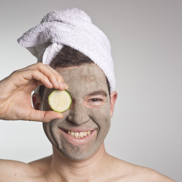 粘土美容スパ フェイシャル マスクでハンサムな男 - 写真・画像